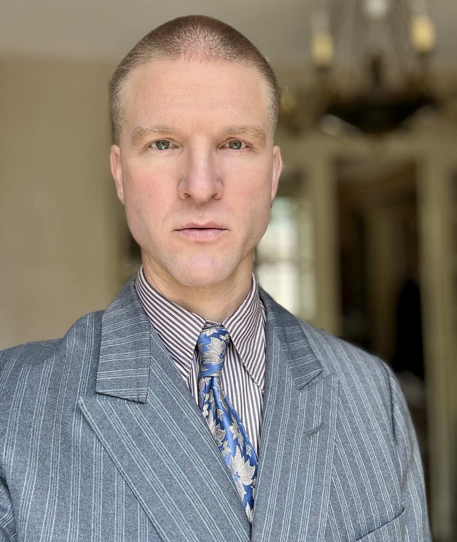 Portrait de Dominique Engelhardt, en costume rayé et cravate bleue
