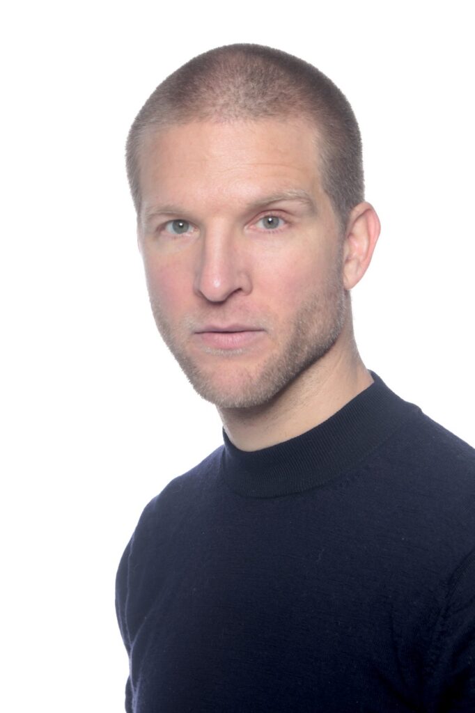 Portrait studio, regard de trois quarts