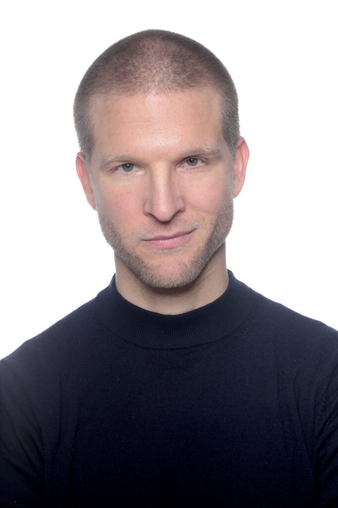 Portrait studio, regard franc, pull noir