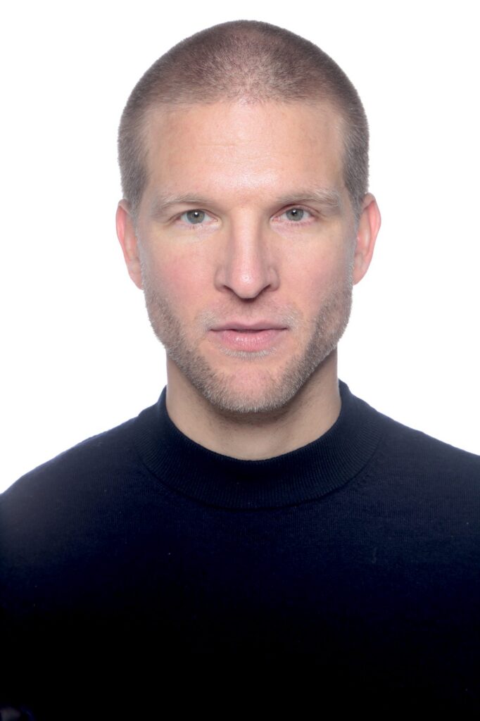 Portrait studio de face, pull sombre
