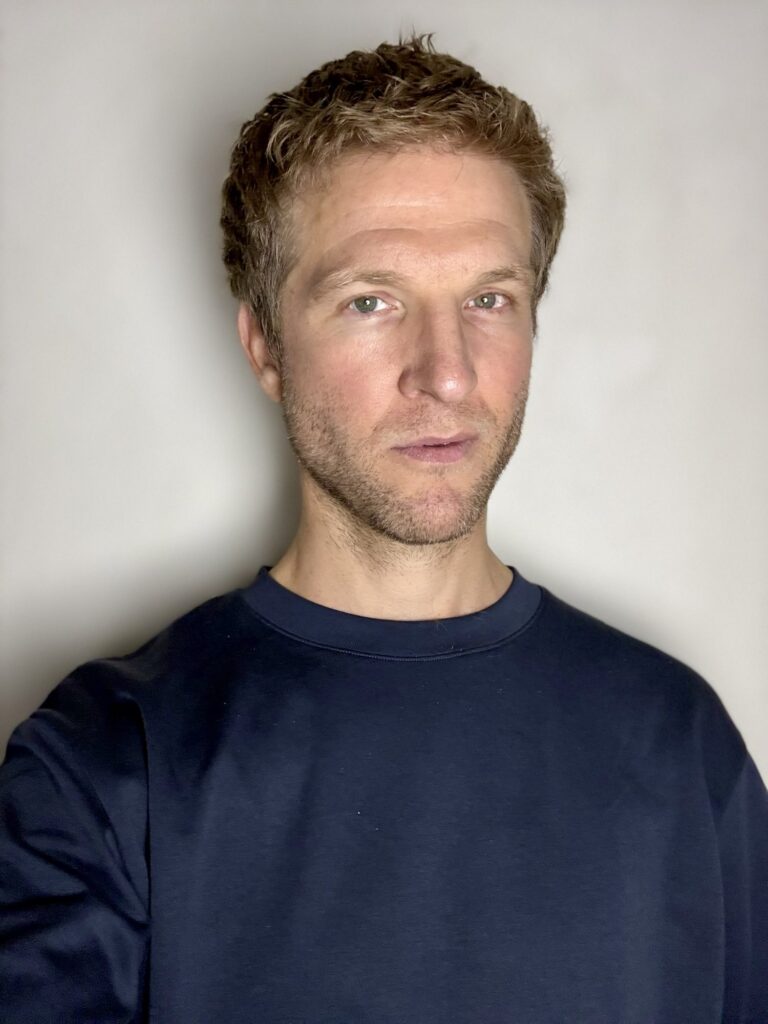 Portrait en lumière naturelle, pull bleu marine